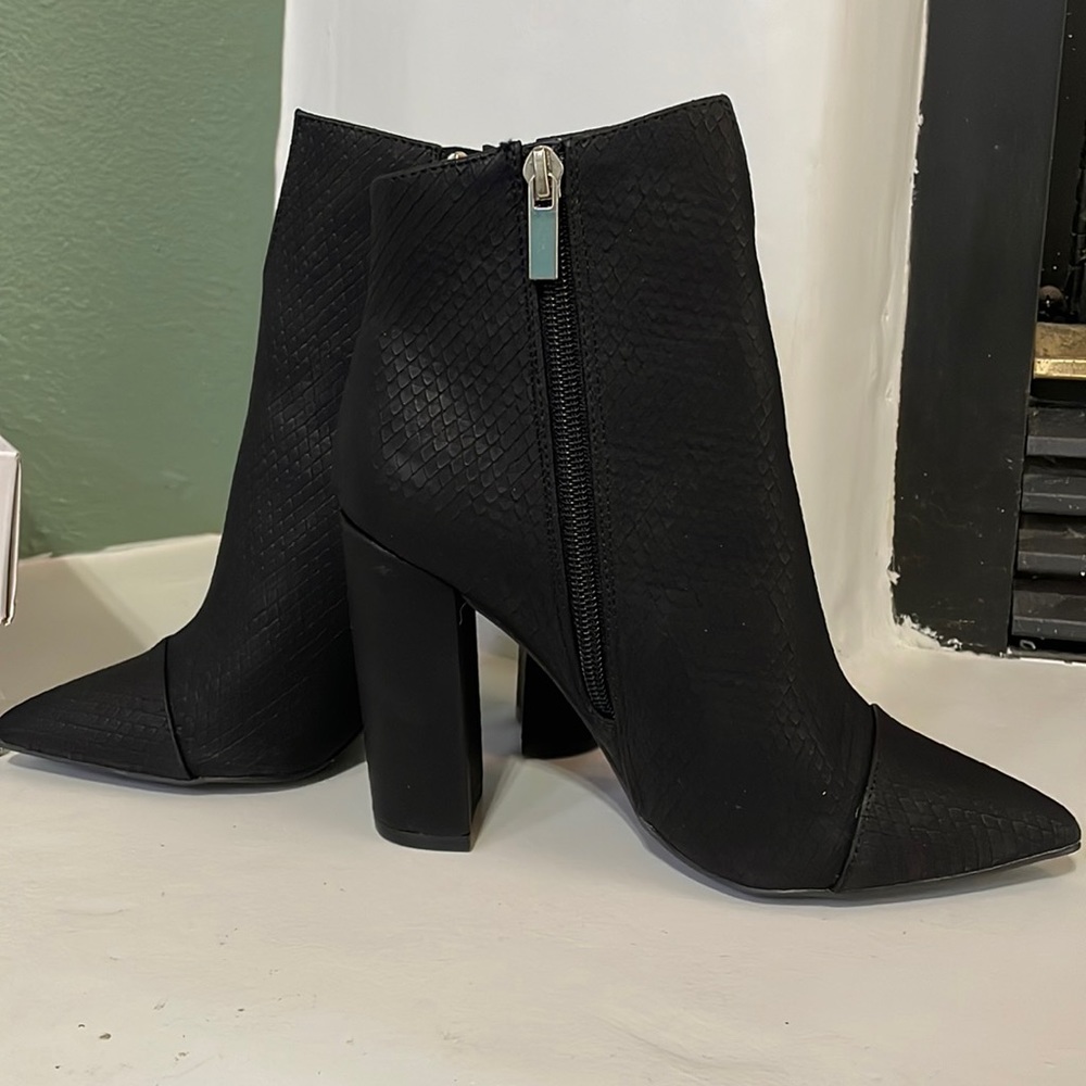 BRAND NEW: Qupid Heeled Booties - Size 5.5 🖤